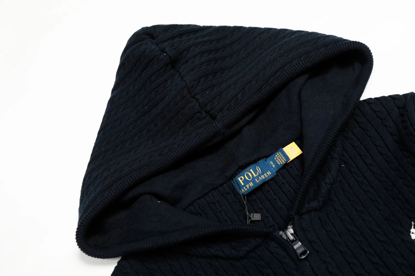P310 Top quality" Style number: DS501# (not off the shelves all year round) [Ralph Lauren small twist solid color pony embroidered logo full zipper hooded jacket] ✅Ralph Lauren old money style classic basic versatile goddess style small twist zipper hooded jacket ✅Main supplier platform live broadcast Wholesale entity Replenish when out of stock Not off the shelf ✅ZP quality 1:1 version Scan the code to enter the GF website Counter quality ✅Customized zipper color is the same The full zipper stitching hood is very complicated. The small twist process takes a long time and the cost is extremely high. ✅The quality of the details is the only one in Guangzhou. Imported quality cotton yarn, focusing on high-end, cost-effective, good quality. Needless to say, the goddess’s upper body is really amazing, so sweet, so beautiful. This coat is really good-looking. Navy blue, apricot, pink, yellow, purple, light blue, Chinese red
